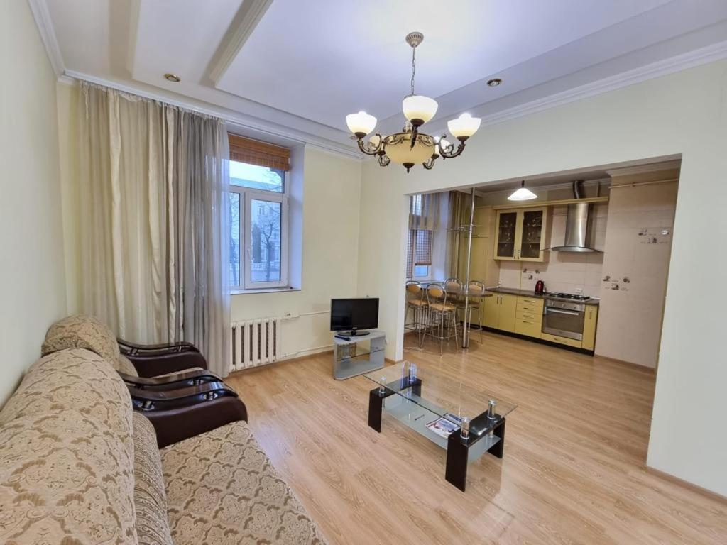 Ultra Central Apartment At Stefan Cel Mare 基希讷乌 外观 照片